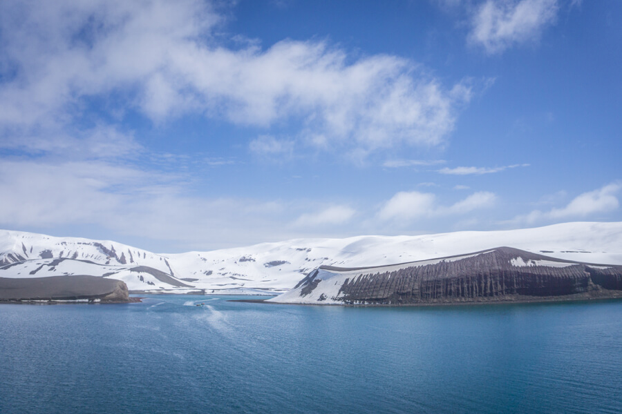 Deception Island in der Antarktis, vom Wasser aus gesehen.