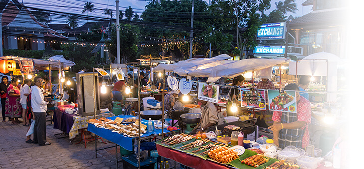 Asiatischer Markt mit Streetfood-Ständen.
