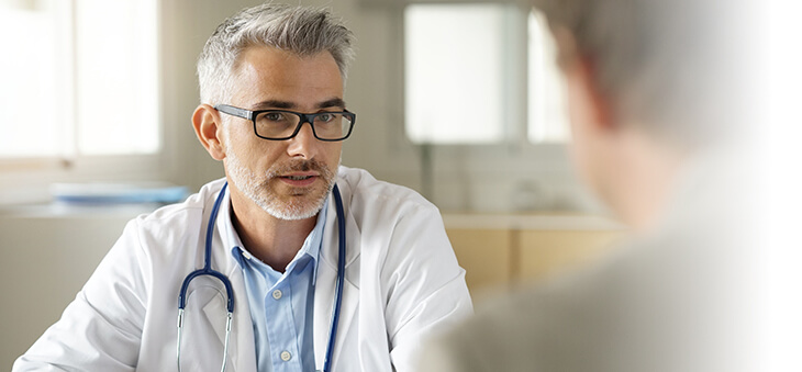 Arzt führt Gespräch mit Patient.