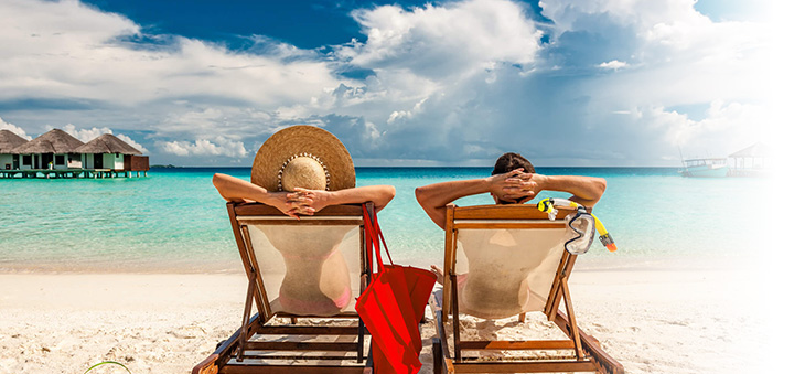 Zwei Urlauber am Strand in der Suedsee
