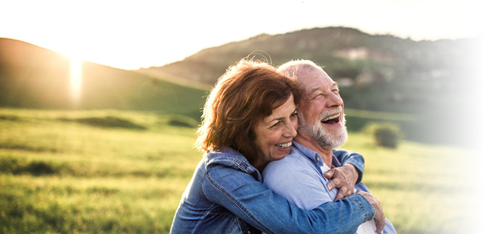 aelteres glueckliches Ehepaar – lachend.