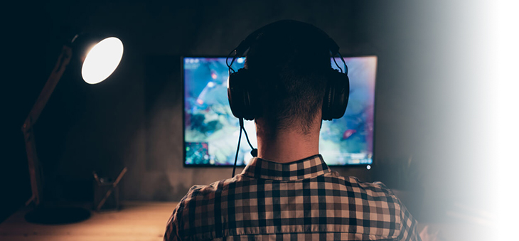 Jugendlicher-spielt-Videospiel-am-Computer