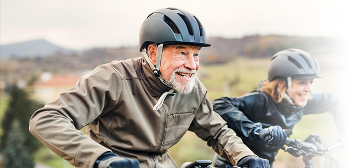 Ehepaar-auf-Radtour-mit-E-Bikes