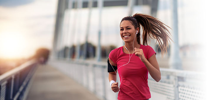 frau-laeuft-mit-fitness-app