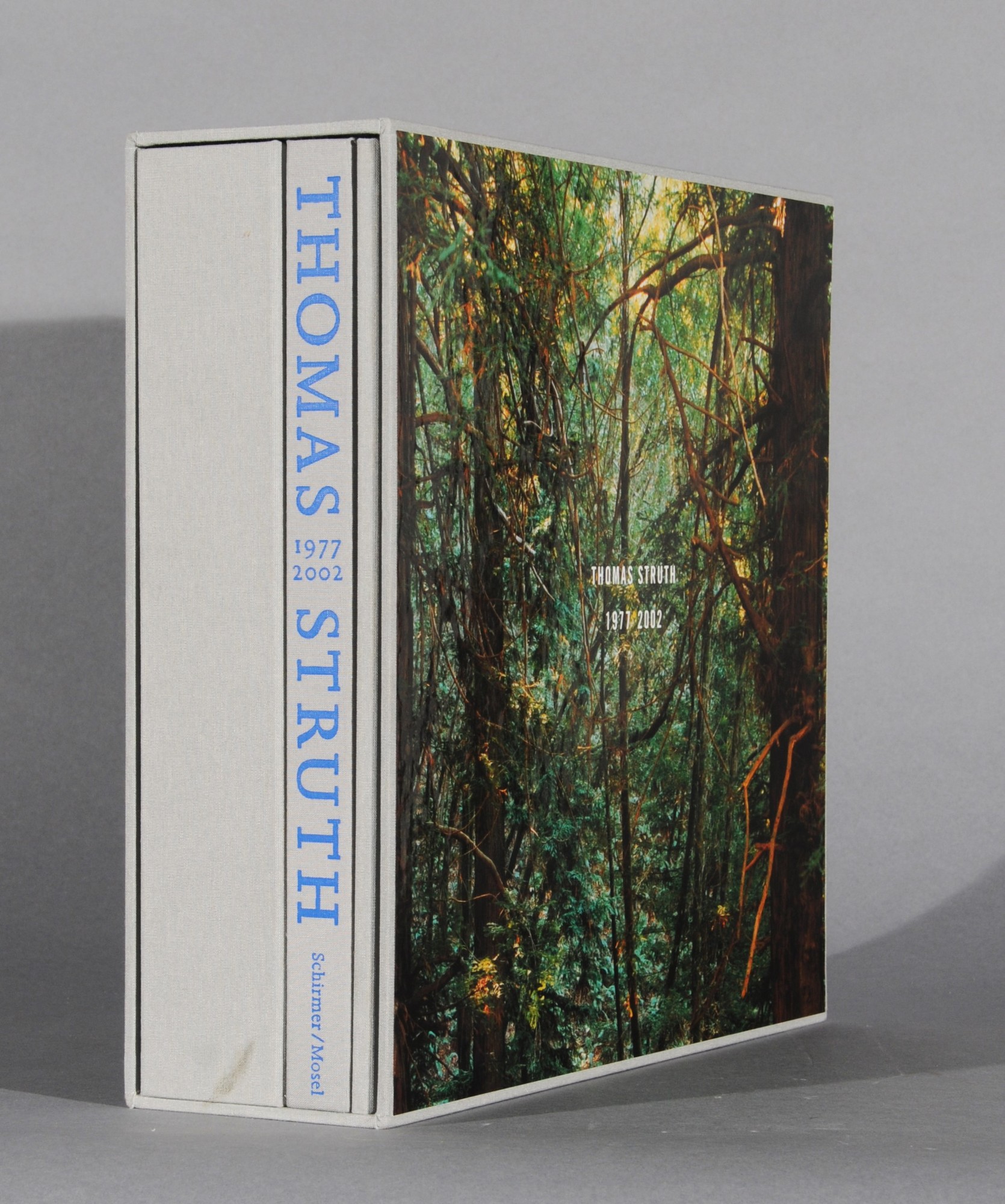Struth Thomas, Exhibition Book. Retrospektive Thomas Struth 1977-2002. Touring exhibition: Dallas Museum of Art, 2002; The Museum of Contemporary Art, Los Angeles, 2003; The Metropolitan Museum of Art, New York, 2003; Museum of Contemporary Art, Chicago, 2003
