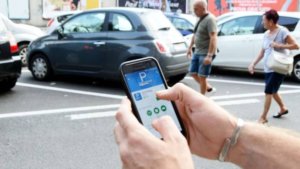 Parcheggi smart con cellulare o telepass