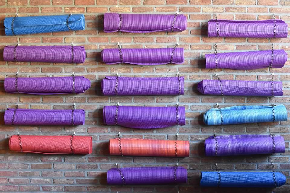 een yogamat kopen; waar moet ik op letten? - happy with yoga