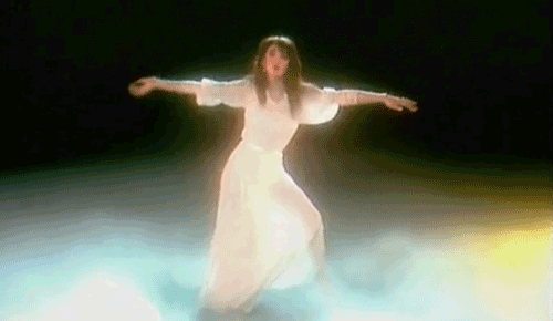 pourquoi? parce que! kids, faites confiance à Mama, quand tu commences à fatiguer, à pas te sentir reine du dance floor, mets toi en mode Kate Bush. Elle est canon et un peu folle, comme on aimerait être.