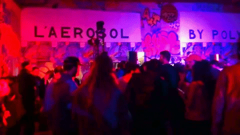 un bel endroit, une belle foule, de la belle musique. Sur ce GIF il y a le danseur le plus énervé de la soirée, il était tellement chaud qu’il était déçu que les gens autour de lui ne soient pas aussi chauds que lui.