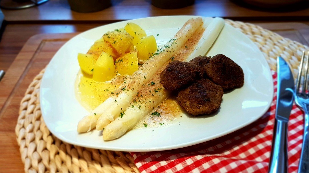 Spargel-mit-Buletten-und-brauner-Butter-