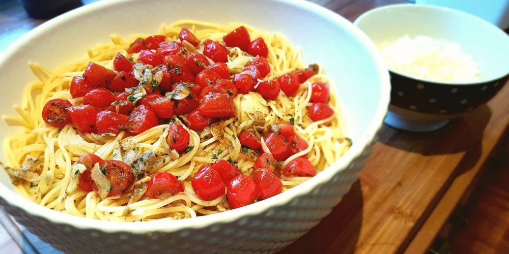 Tomaten-Knoblauch-mit-den-Spaghetti-vermengen