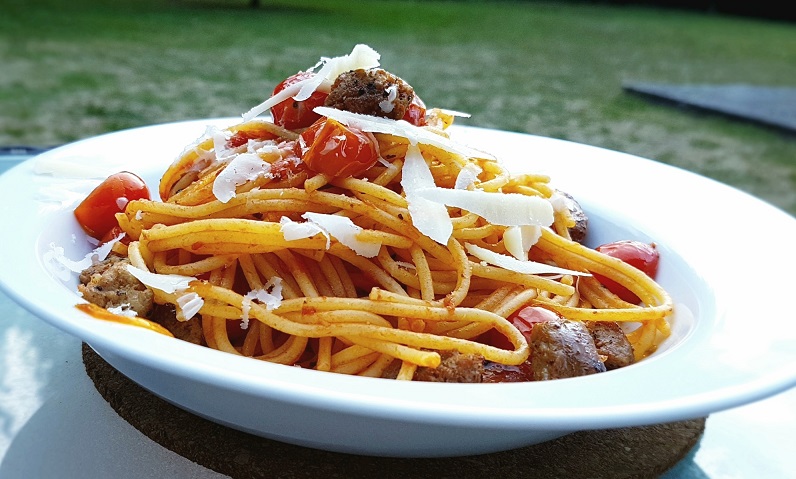 Spaghetti-mit-Knoblauch-Tomaten-und-Bratwurst