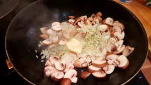Champignon mit Zwiebeln anbraten Champignon mit Zwiebeln anbraten