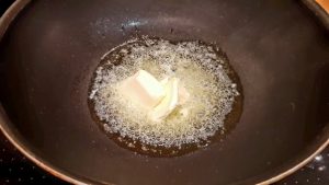 Butter in Pfanne schmelzen Butter in Pfanne schmelzen