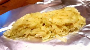 Schmorzwieln zum warmhalten und nachgaren in Alufolie wickeln Schmorzwieln zum warmhalten und nachgaren in Alufolie wickeln