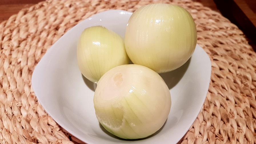 Zwiebeln schälen Zwiebeln schälen