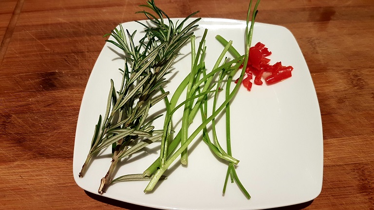 Kräuter für die Tomatensauce Kräuter für die Tomatensauce