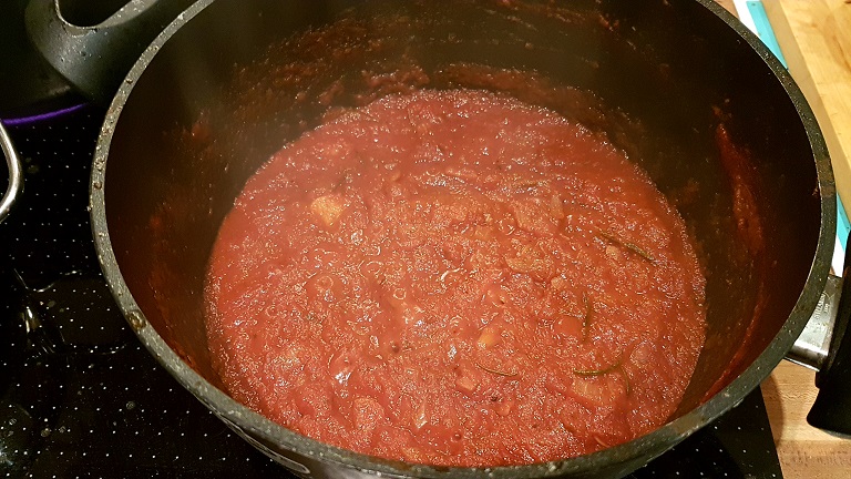 Tomatensauce nach ca. 45 Minuten vor dem pürieren Tomatensauce nach ca. 45 Minuten vor dem pürieren