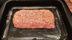 Hackbraten zu einem Laib formen Hackbraten zu einem Laib formen
