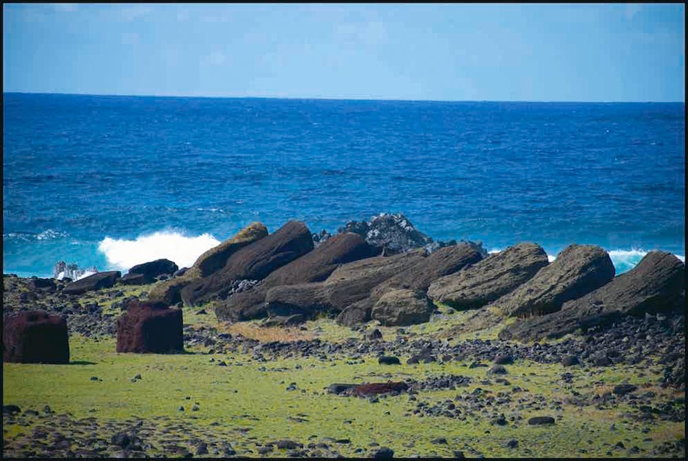 Gundula Schulze Eldowy, Mutwillig umgest&uuml;rzte Moai Kolosse auf der Osterinsel, 2016
