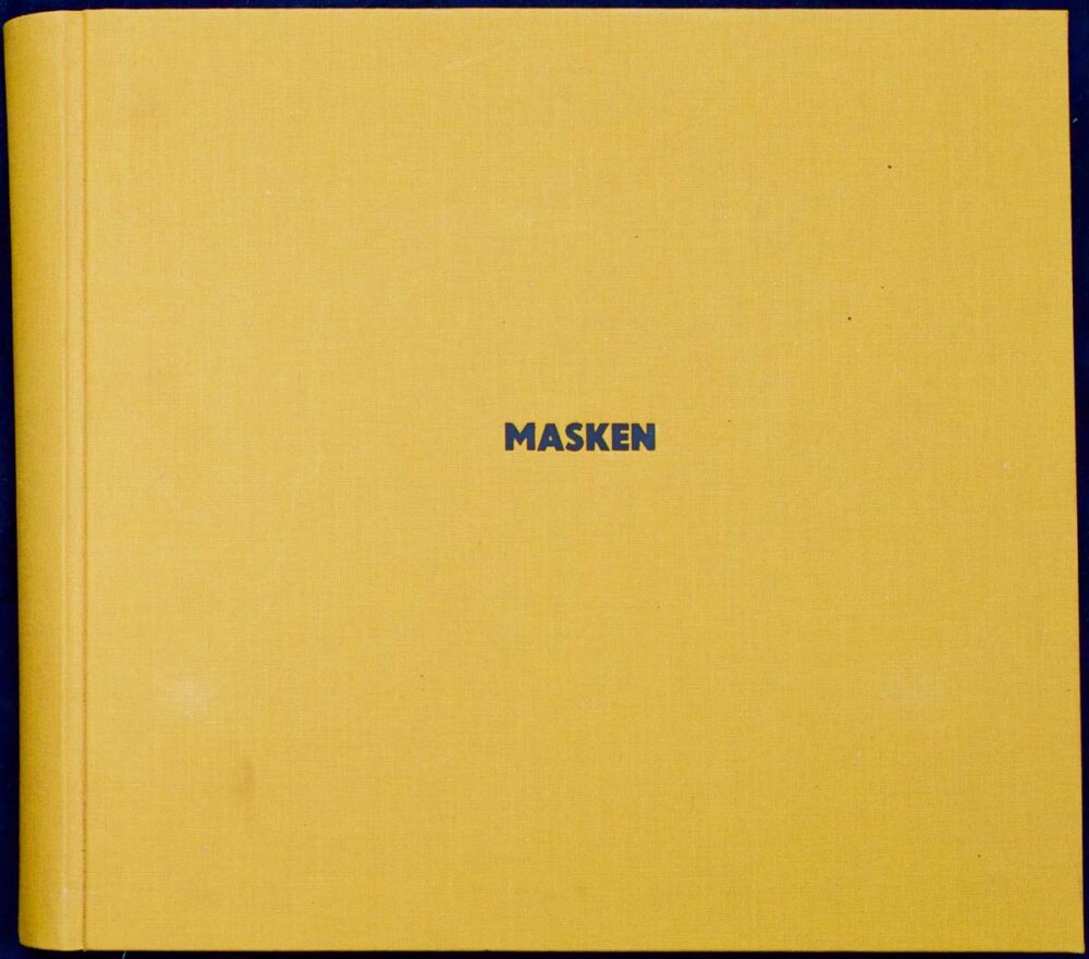 Buch &bdquo;MASKEN&ldquo;, Unikat, Format: 29x27 cm, in Leinen gebunden, 58 farbige Photographien der Gr&ouml;&szlig;e: 22,0 x 14,4 cm, C-Prints, signiert, datiert, betitelt, (siehe Serie: &bdquo;Das unfassbare Gesicht")