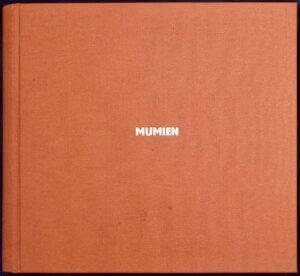 Gundula Schulze Eldowy, Buch &bdquo;MUMIEN", Unikat, Format: 29x27cm, in Leinen gebunden, 78 farbige und s/w Photographien der Gr&ouml;&szlig;e: 22,0 x 14,4 cm, C-Prints, signiert, datiert, betitelt, (siehe gleichnamige Serie)