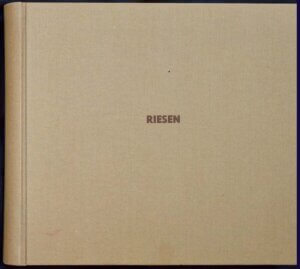 Gundula Schulze Eldowy, Buch &bdquo;RIESEN&ldquo;, Unikat, Format: 29x27cm, in Leinen gebunden, 79 farbige Photographien der Gr&ouml;&szlig;e: 22,0 x 14,4 cm, C-Prints, signiert, datiert, betitelt, (siehe gleichnamige Serie)