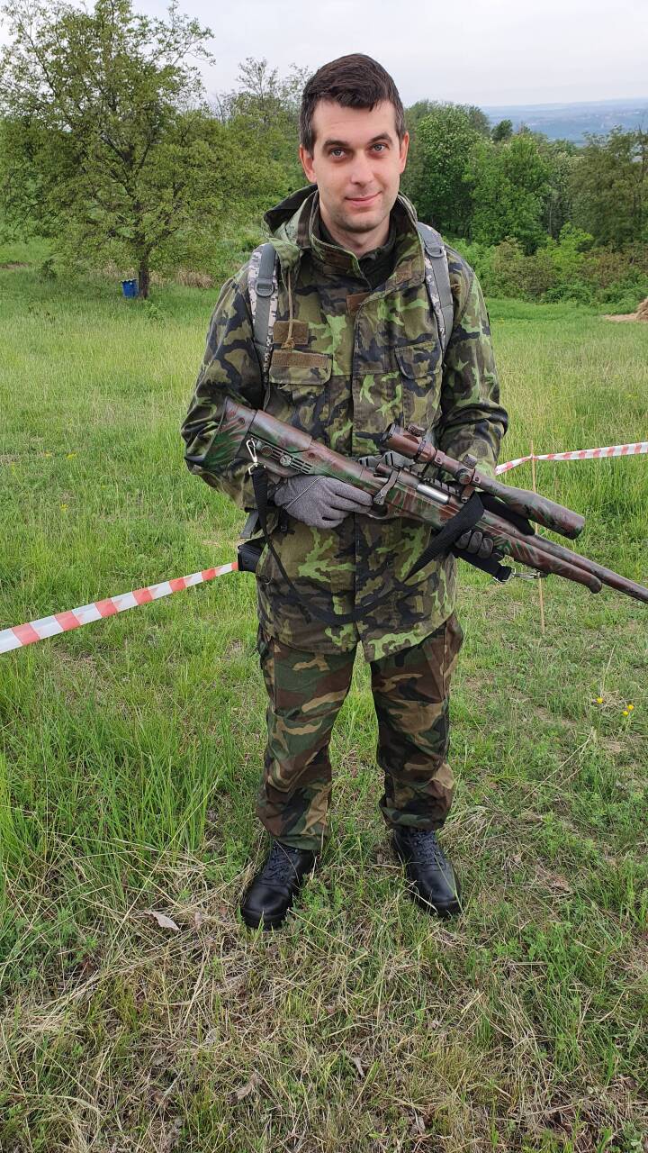 Agárdi hegy pályanyitó játék - Szekszárd 22-05-09 - Játékostárs élete legelső játéka előtt a parkolóban. Ragaszkodott hozzá, hogy mesterlövész puskát béreljen! - Jól tette! ;) 