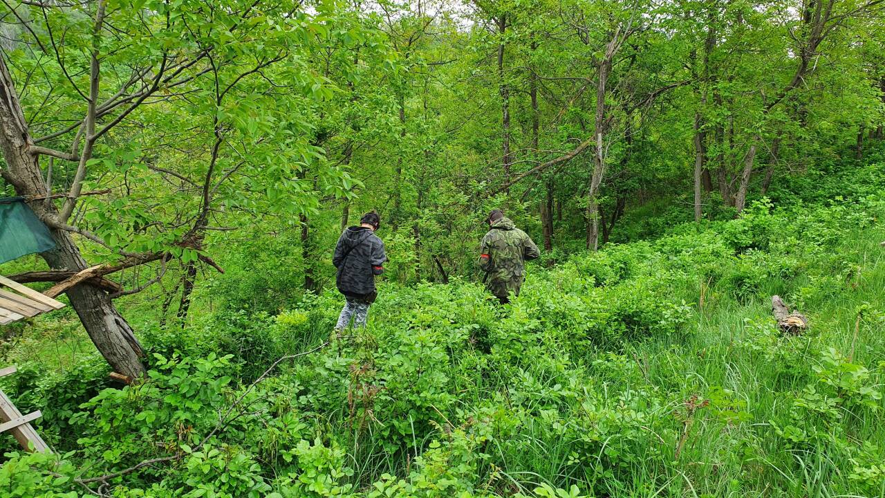 Agárdi hegy pályanyitó játék - Szekszárd 22-05-09 - Első etap: Piros csapat védő tűzpár helyezkedik