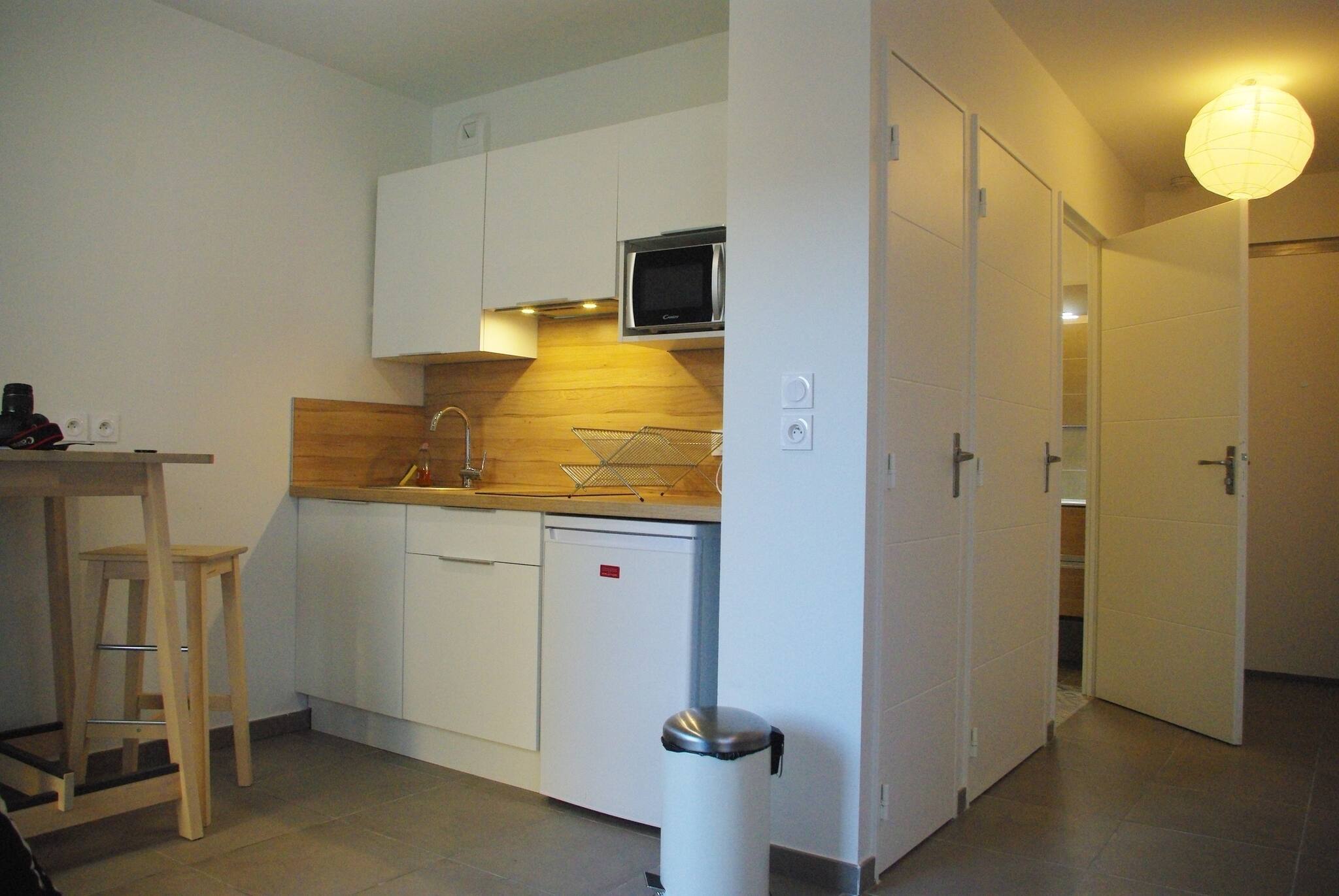 Stehendes Gebaude, 3 Stock mit Balkon