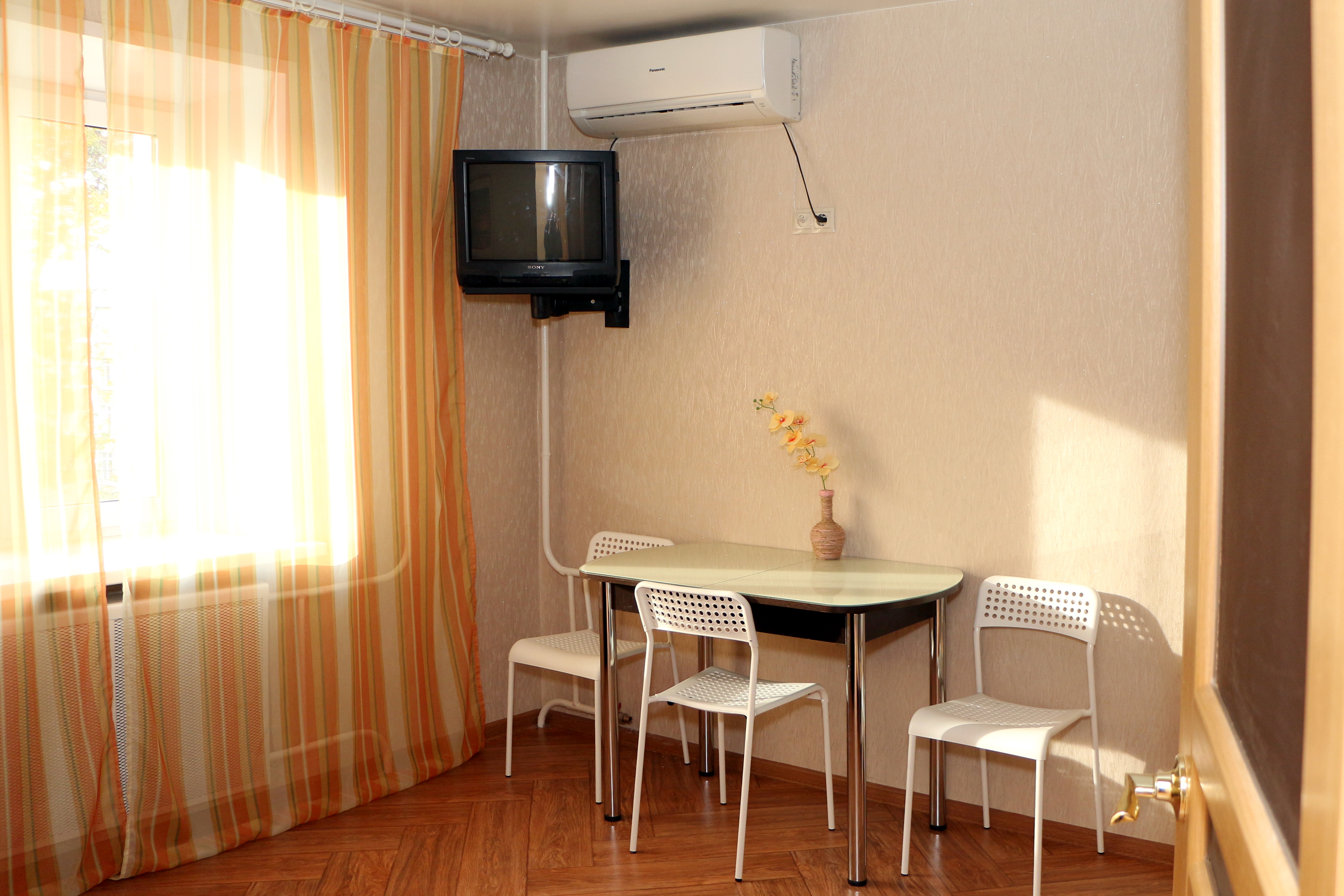 1 Zimmer Apartment mit Kuche und Balkon in Ulyanovsk sehr zentral