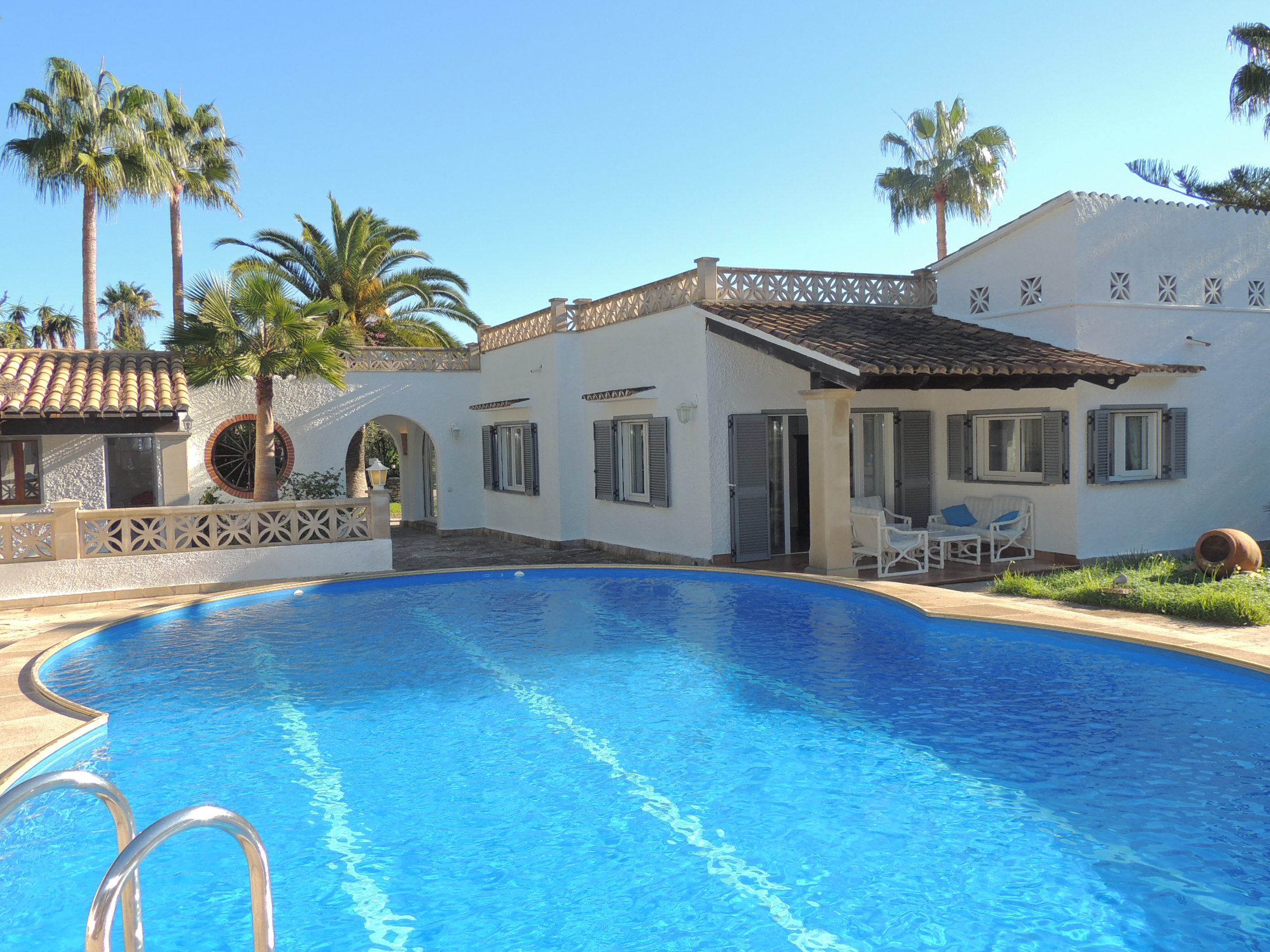 Schne Villa mit privatem Pool und Klimaanlage in der Nhe des Strandes