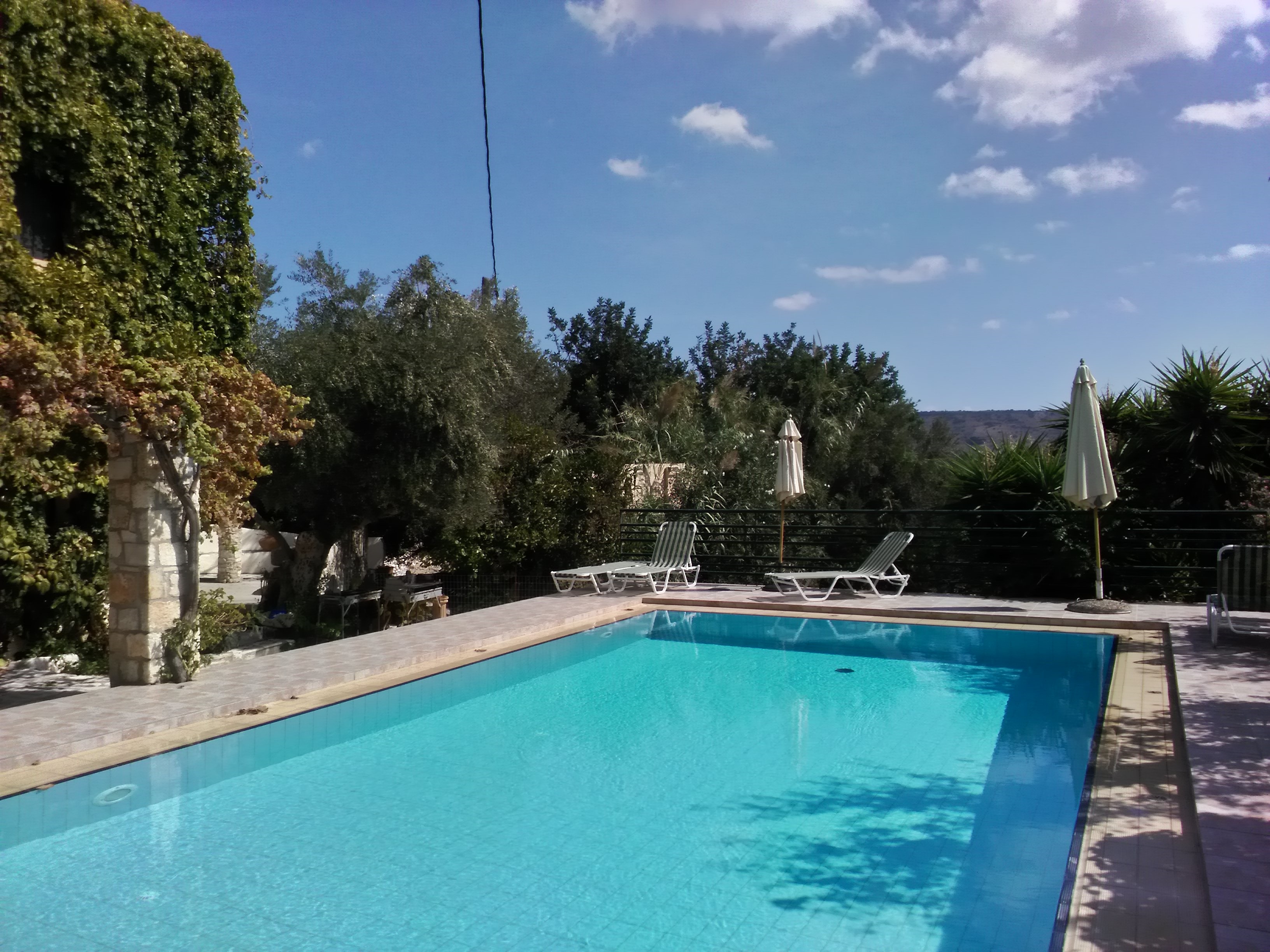 Ideal kleine Familie traditionelles Dorf in der Nhe von Strnden Larke Pool zu teilen