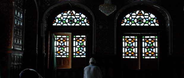 Muslims_praying_in_mosque_in_Srinagar_Kashmir-1024x685