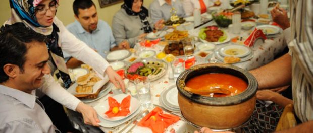 Im Ramadan Die Soziale Funktion Des Essens Verstehen Islamische