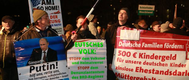 Pegida_Demonstration_in_Dresden_am_05.01.2015_(16084446507)