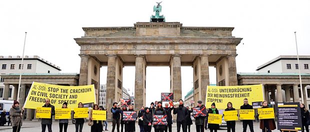 Amnesty International demonstriert für Meinungsfreiheit