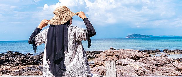 Reisen-Tourismus-Halal-Industrie-Strand-Frau-Hut-1