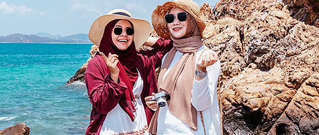 Reisen-Tourismus-Frauen-Kopftuch-Ku--ste-Strand-1