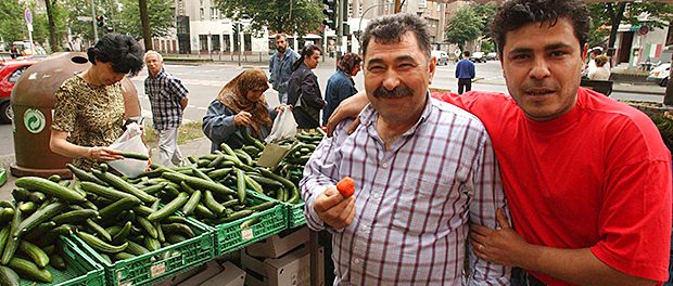 Berlin-Kreuzberg-Obstha--ndler-Erdbeere-tu--rkische-Gescha--fte-1