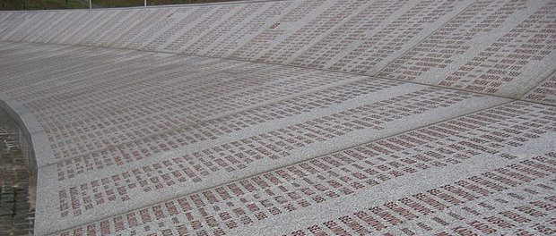 Srebrenica_massacre_memorial_wall_of_names_2009_2
