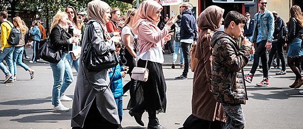 Gesellschaft-Straßenszene-Muslime in Deutschland-Bertelsmanns-Studie-Einstellungen-Toleranz-Islam in Deutschland