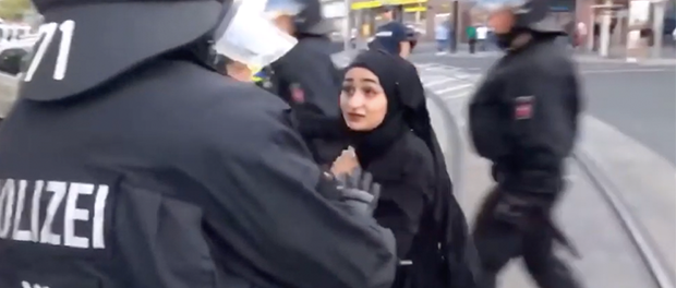Hannover Afd Demo Kopftuch Polizei