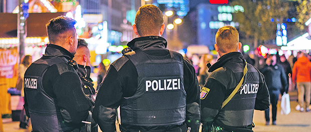 Polizei-Poliszisten-Einsatz-Handschellen-Fußgängerzone-nachts-Ermittlungen-Staat