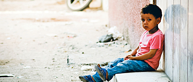 Ägypten-Armut-Slum-Bevölkerung-Junge-Traurig
