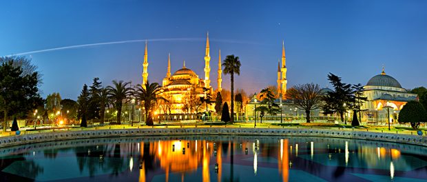 Istanbul-Nacht-Panorama-Moschee-Maydan-Brunnen-Licht