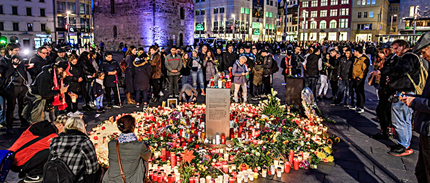 Halle-Terror-Gedenken-Nacht-Kränze-Blumen