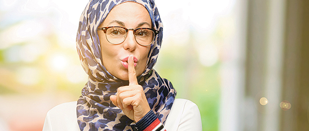Schweigen-Frau-Muslimin-Kopftuch-Kinky-Geste-Frech