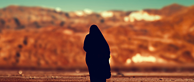 Wüste-Muslim-Frau-Marokko-Einsamkeit-Freiheit