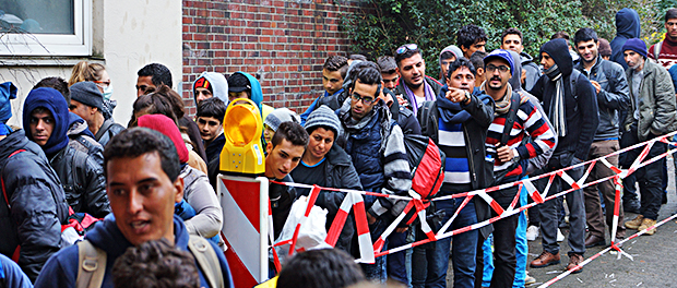 Deutschland-Migration-Integration-Flüchtlinge-Schlange-Hilfe-Syrer